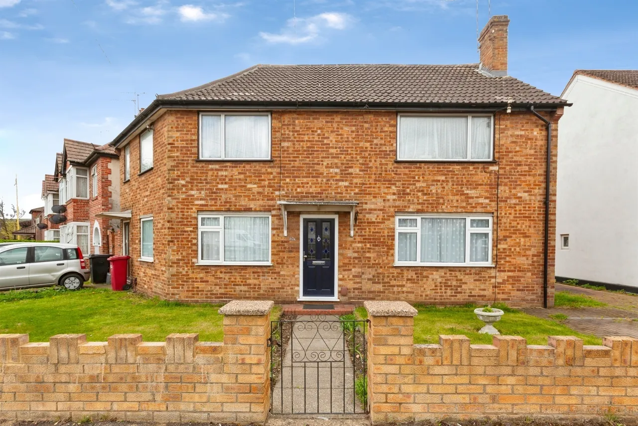 2 bed flat for sale — Woodland Avenue, Slough