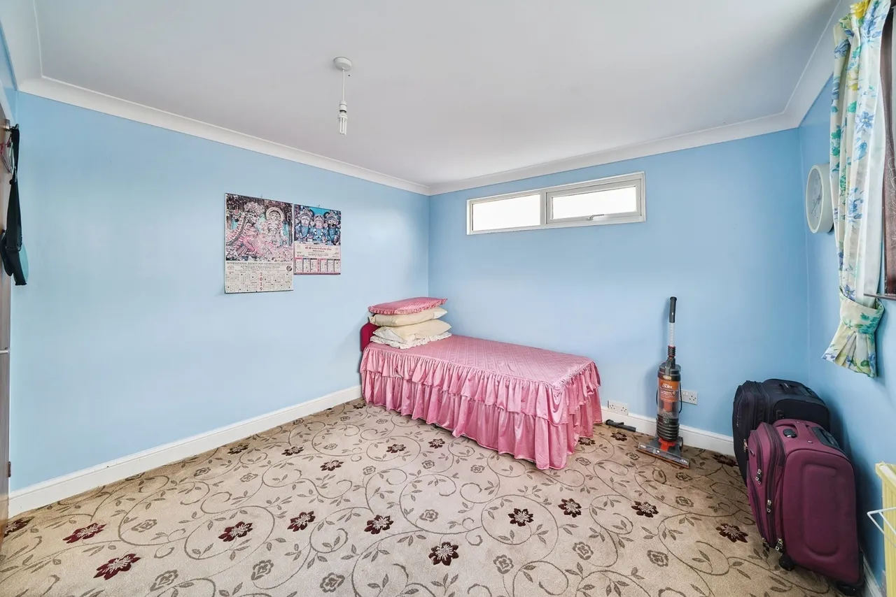 Meriden Close, Ilford, IG6, photo 4