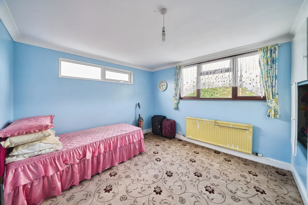 Meriden Close, Ilford, IG6, photo 3