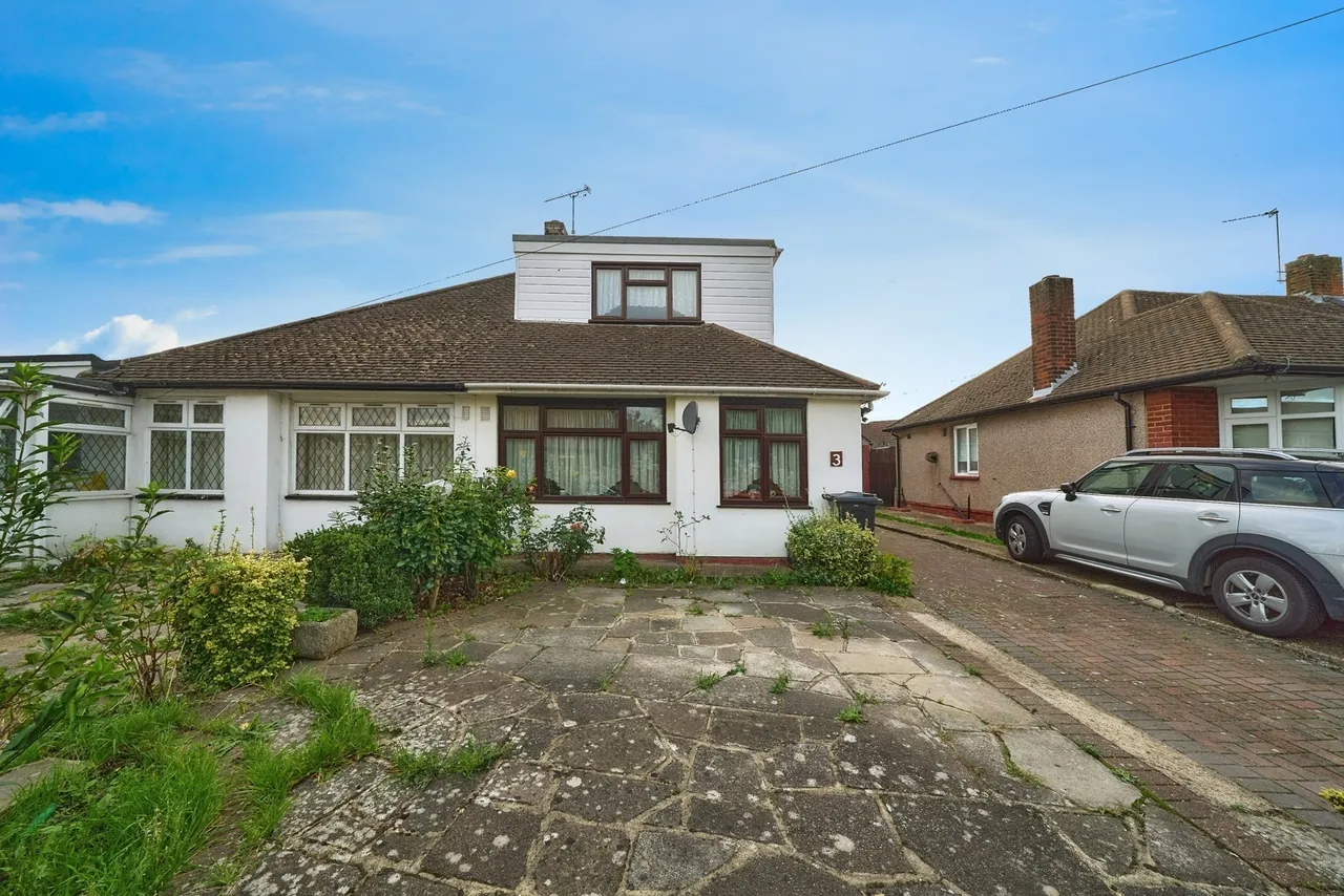 3 bed house for sale — Meriden Close, Ilford, IG6
