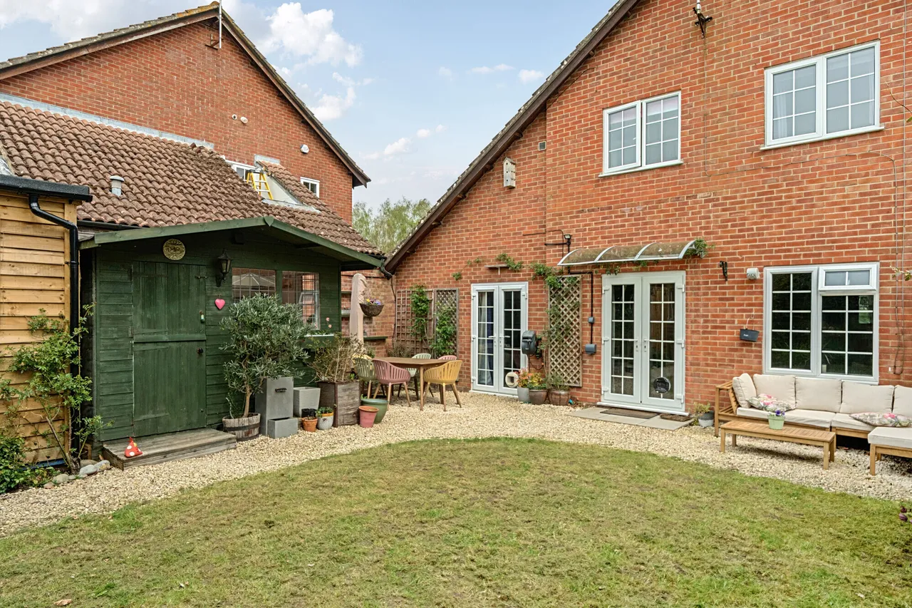 The Avenue, Liphook, GU30, photo 2