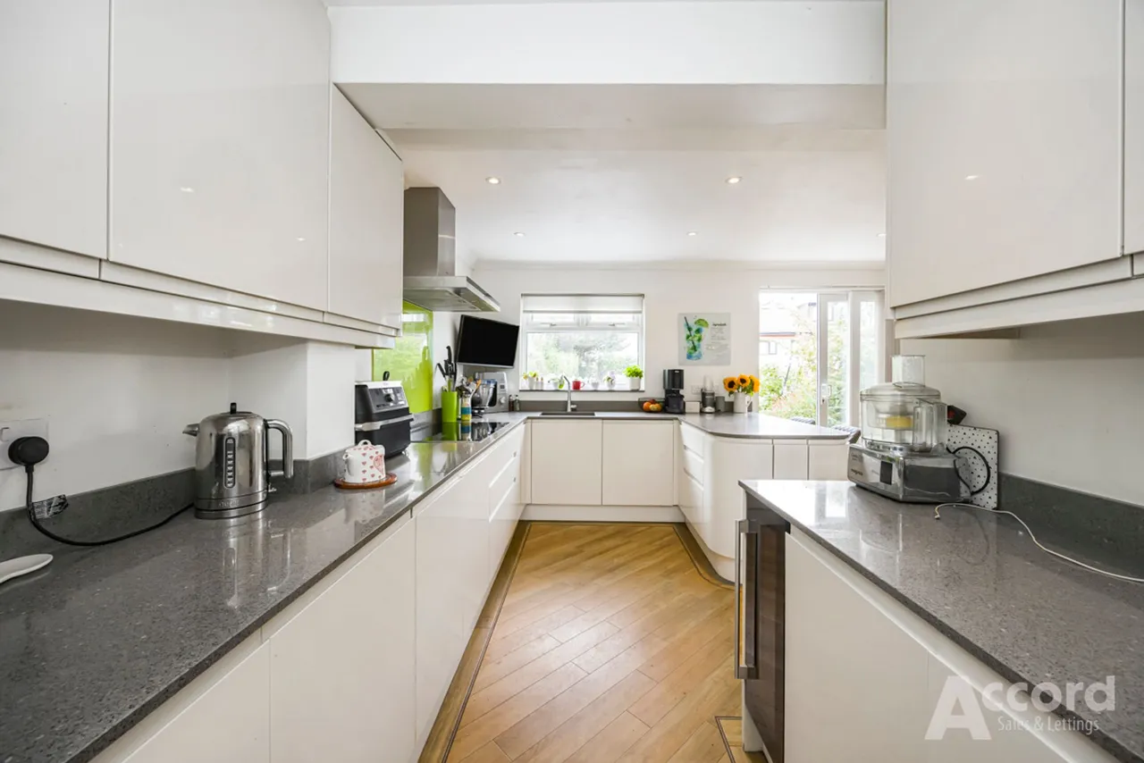 Wainfleet Avenue, Romford, RM5, photo 31