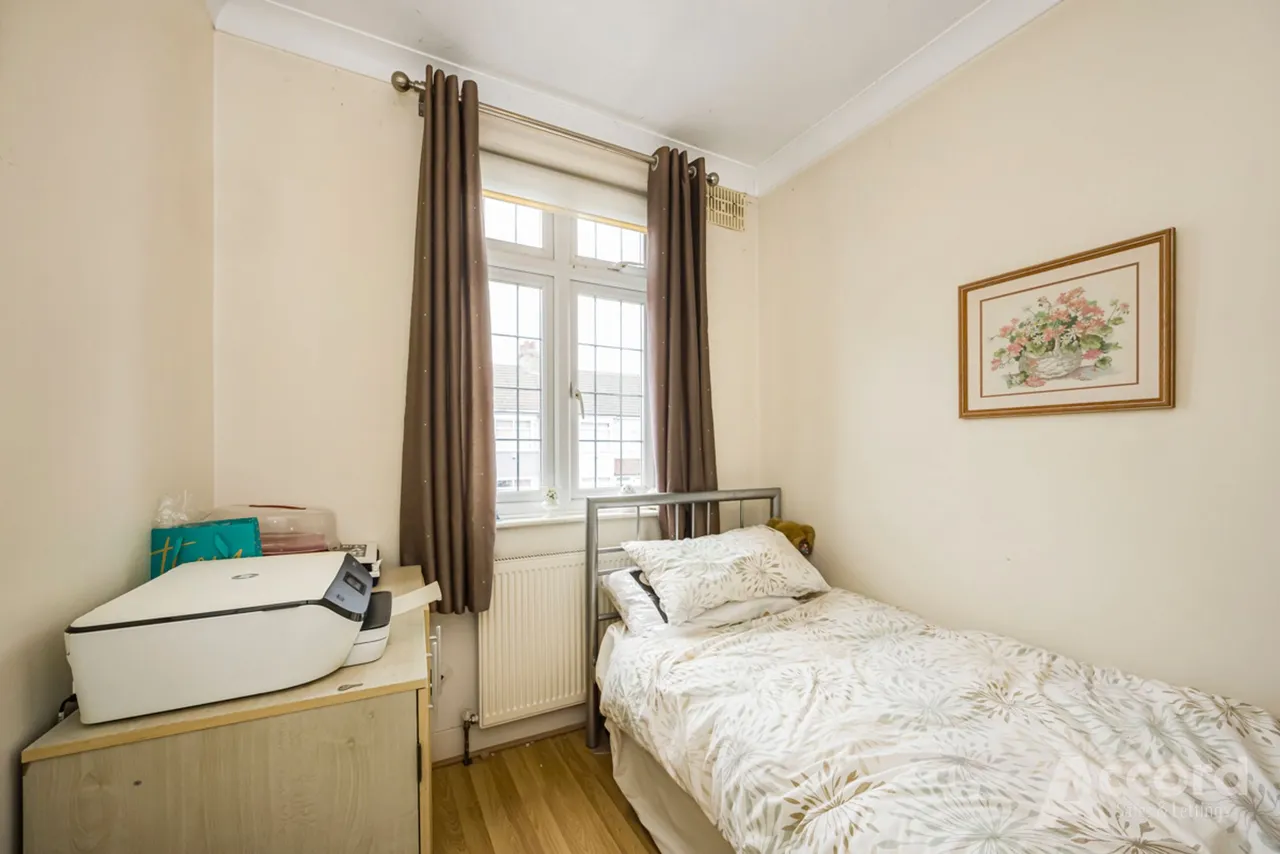Wainfleet Avenue, Romford, RM5, photo 46