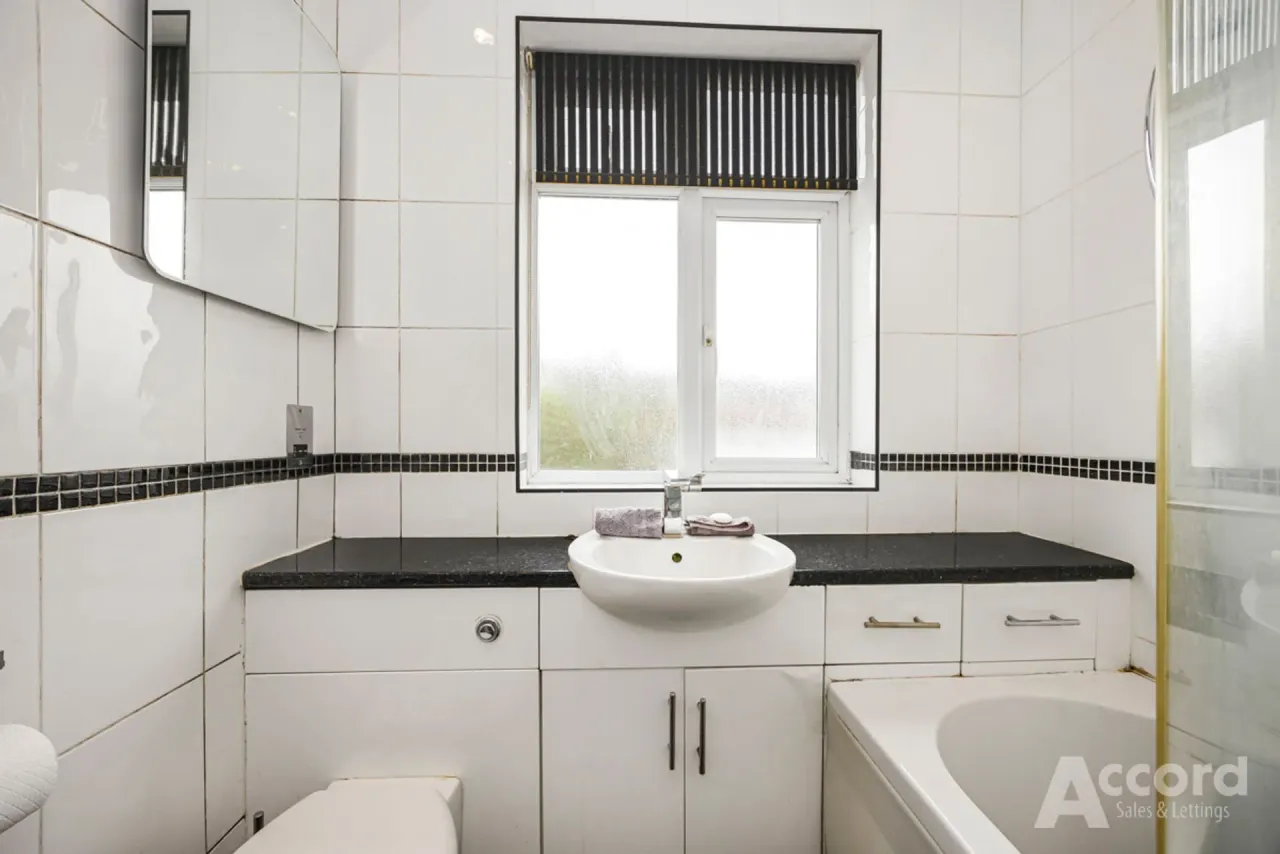 Wainfleet Avenue, Romford, RM5, photo 5