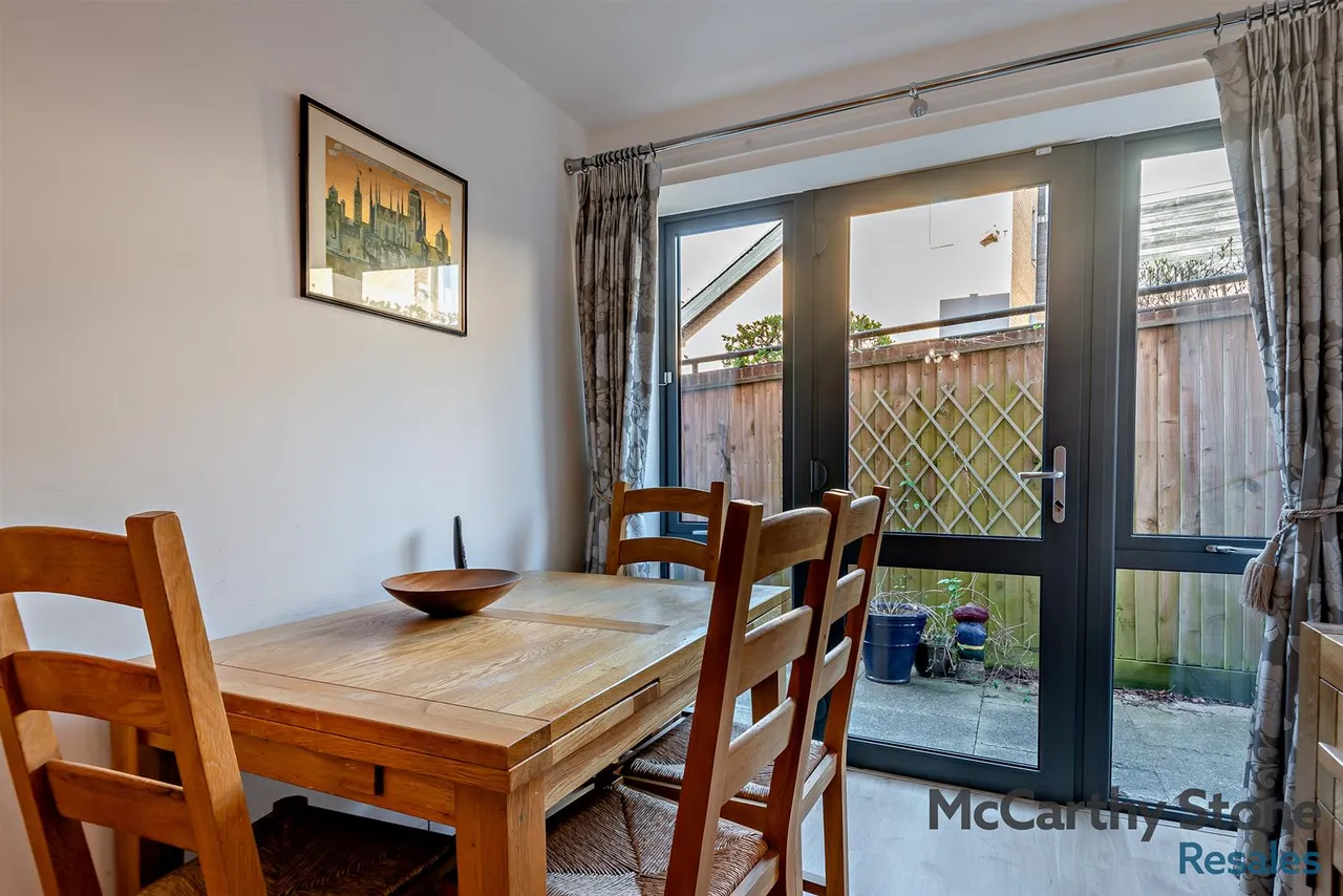 St. Margarets Way, Midhurst, GU29, photo 2