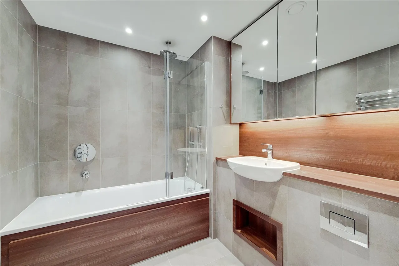 Wandsworth Road, London, SW8, photo 5