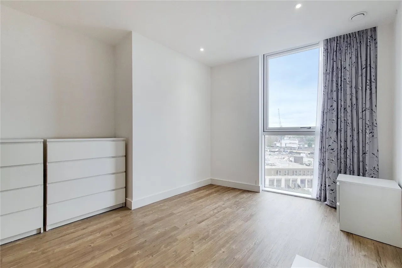 Wandsworth Road, London, SW8, photo 4