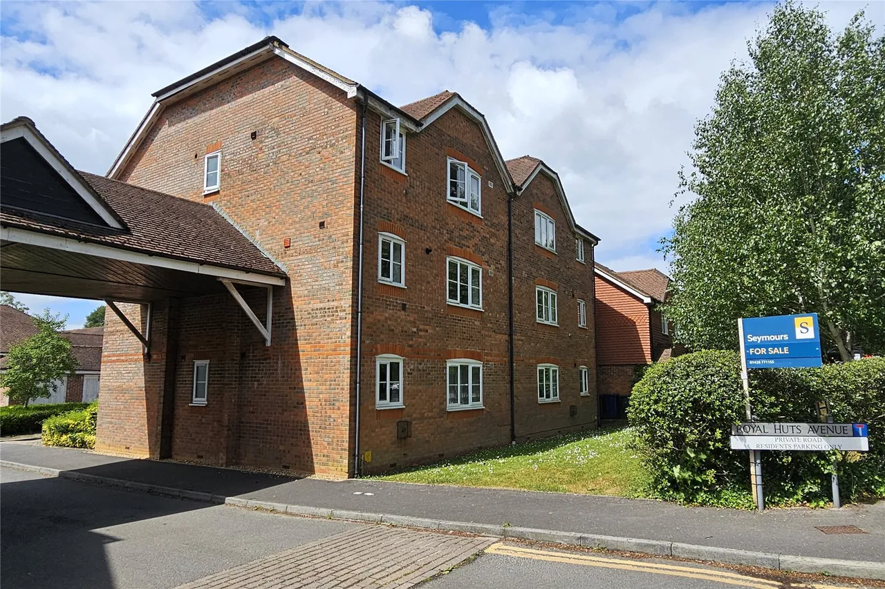 Royal Huts Avenue, Hindhead, GU26, photo 13