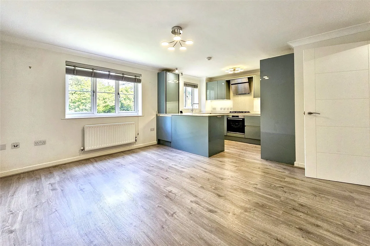 Royal Huts Avenue, Hindhead, GU26, photo 3