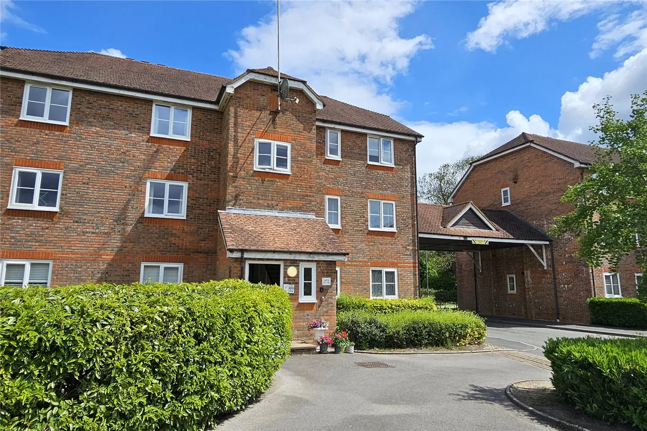 Royal Huts Avenue, Hindhead, GU26, photo 2