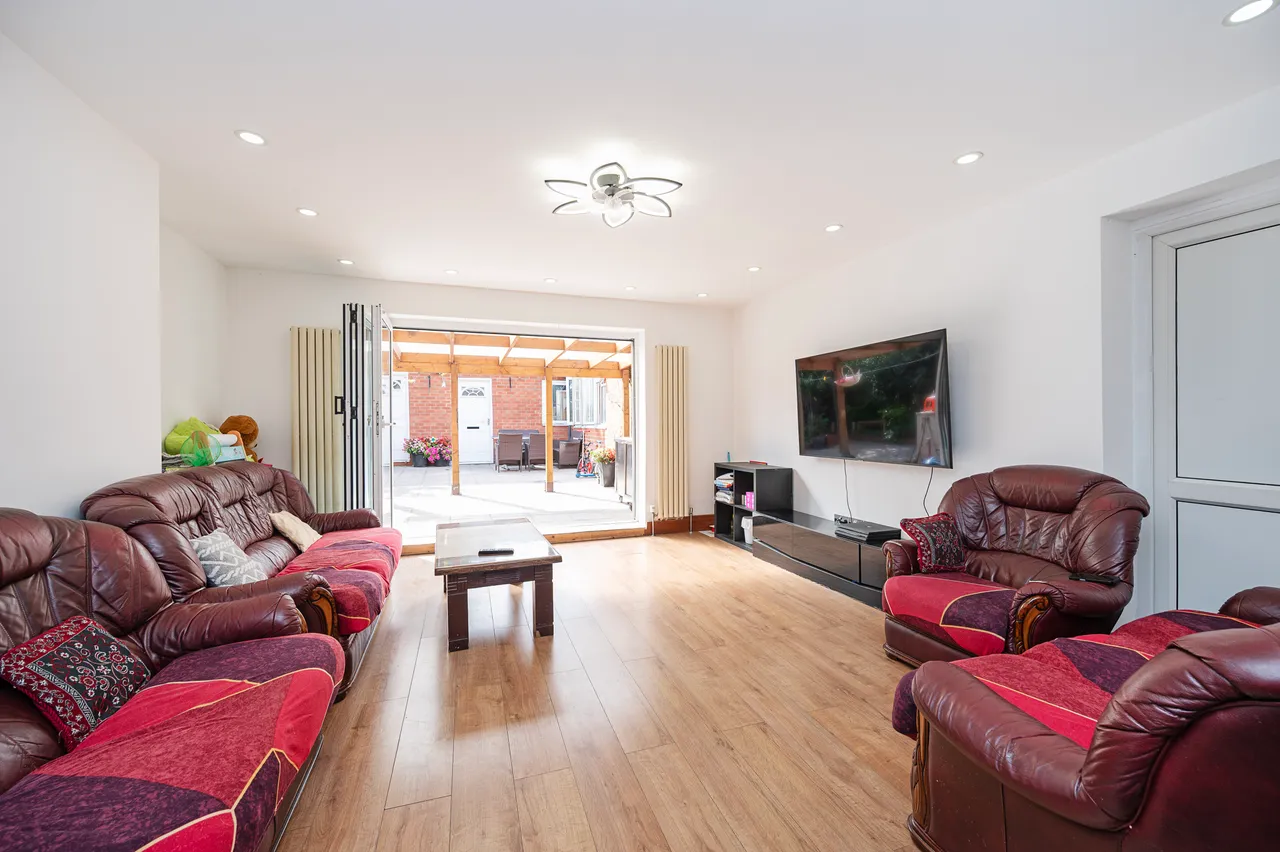 7 Ive Farm Close, London, photo 2