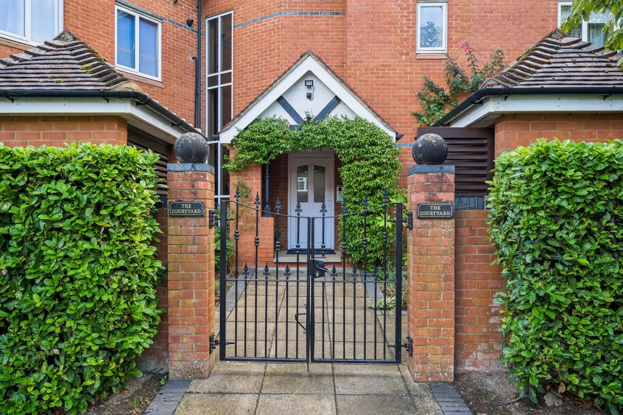 Grove Road, The Courtyard Grove Road, HP9, photo 2