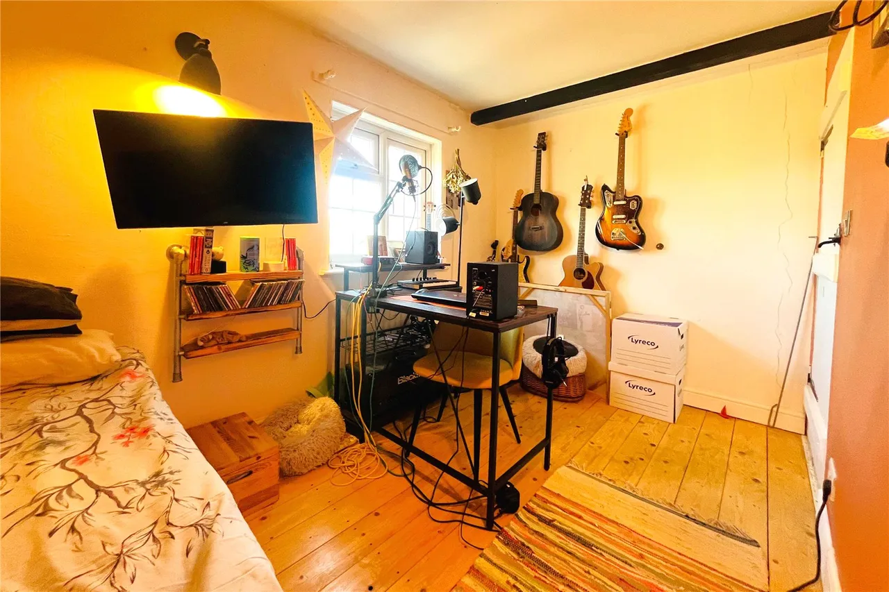 Upper Hale Road, Farnham, Surrey, GU9 0NS, photo 9
