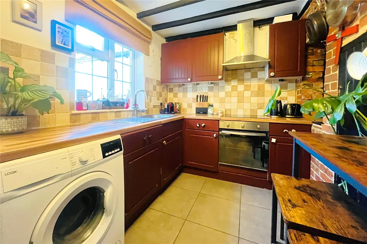 Upper Hale Road, Farnham, Surrey, GU9 0NS, photo 4