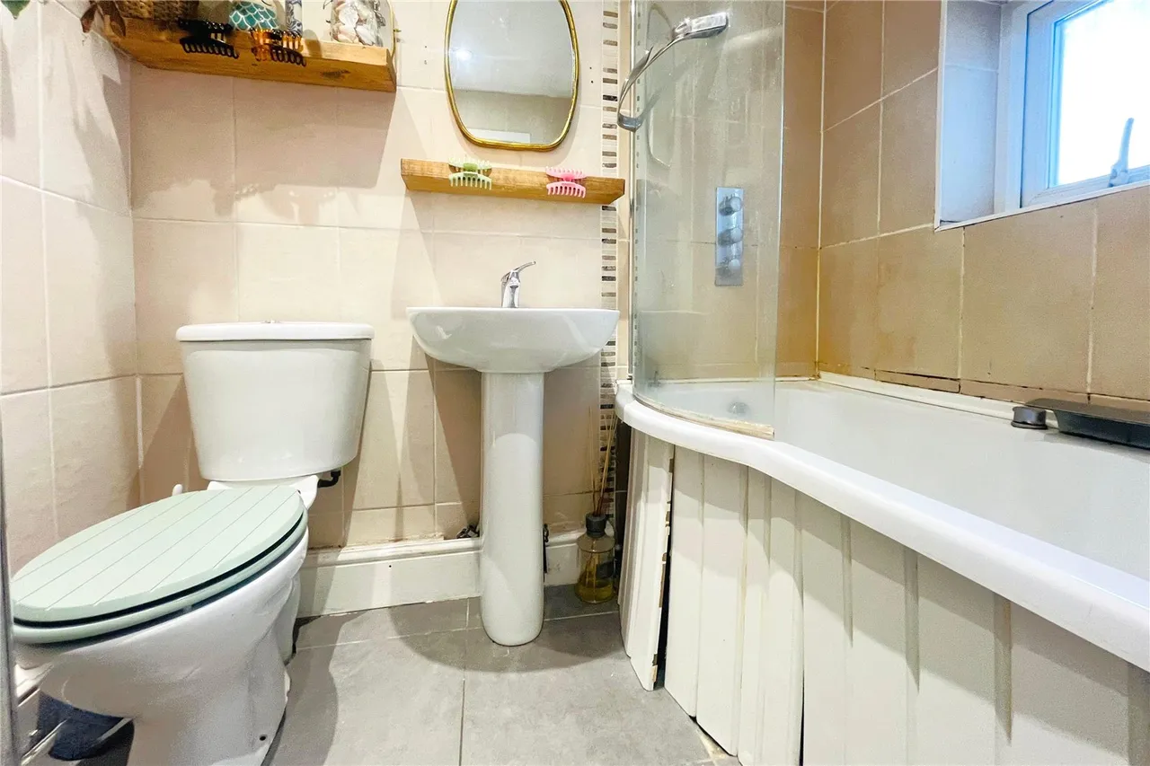 Upper Hale Road, Farnham, Surrey, GU9 0NS, photo 6