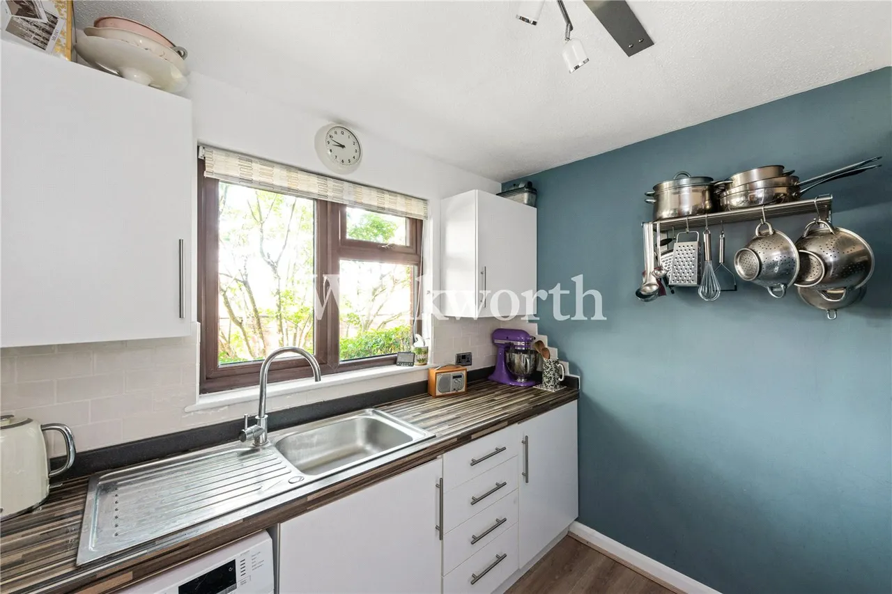 Hamilton Way, London, N13, photo 6