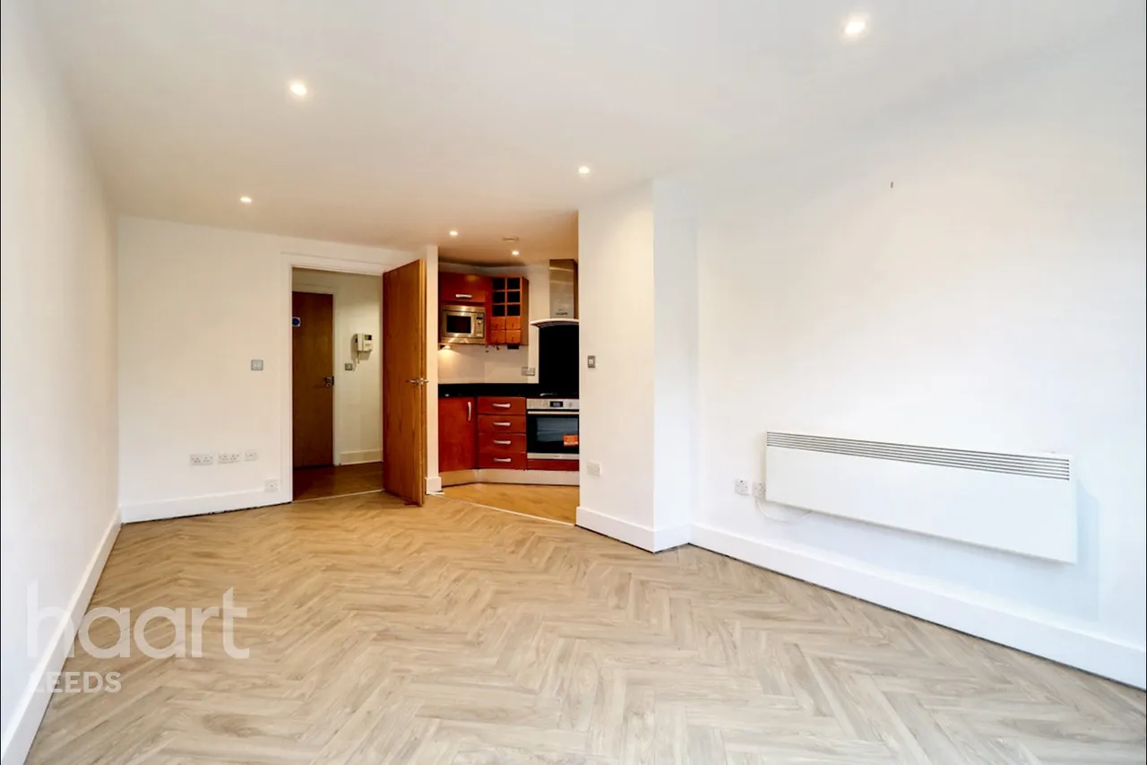 2 bed flat for sale, Armouries Way, Leeds, LS10