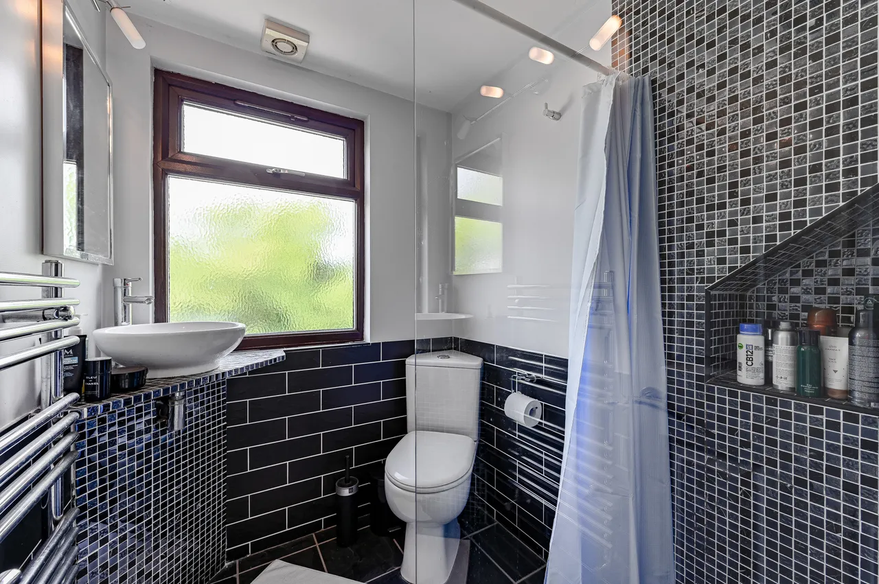 121 Milborough Crescent, London, photo 10