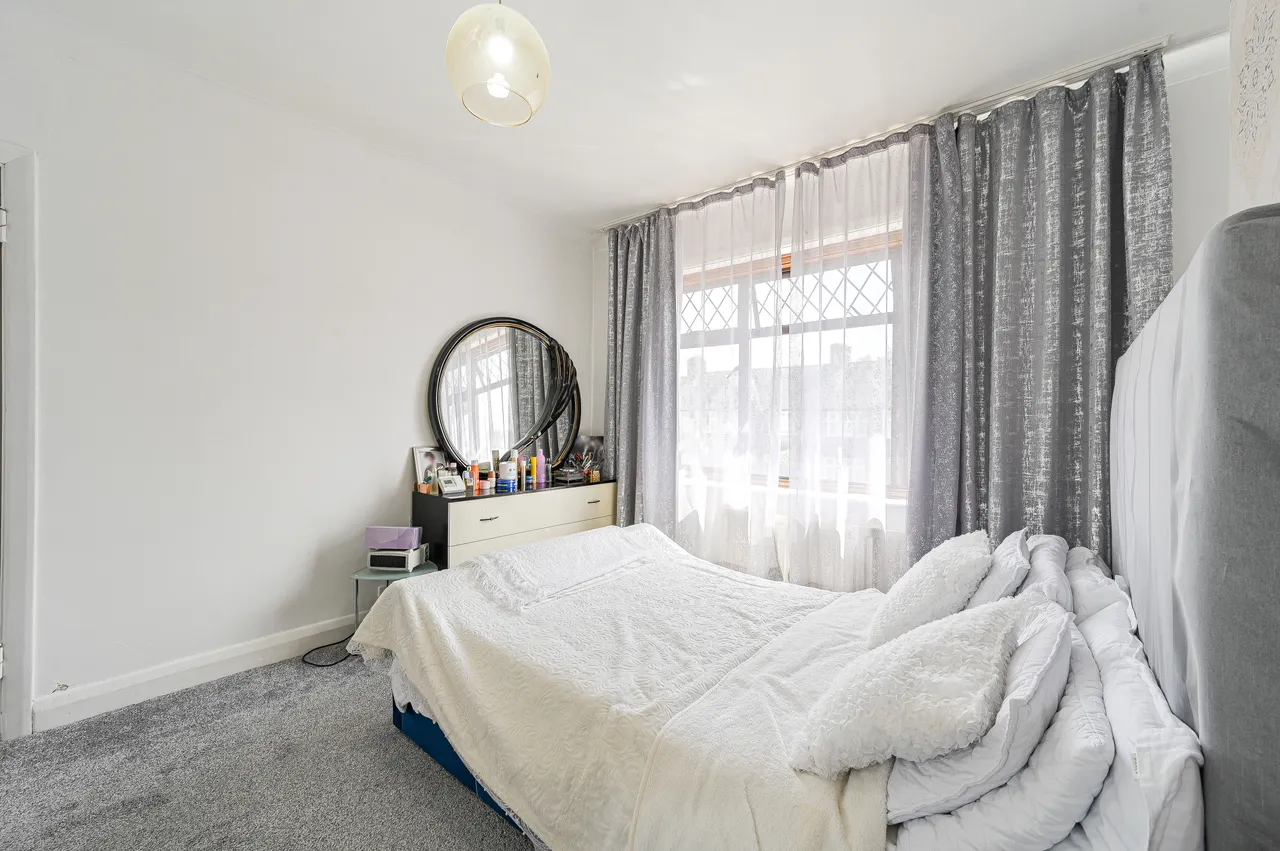 121 Milborough Crescent, London, photo 12
