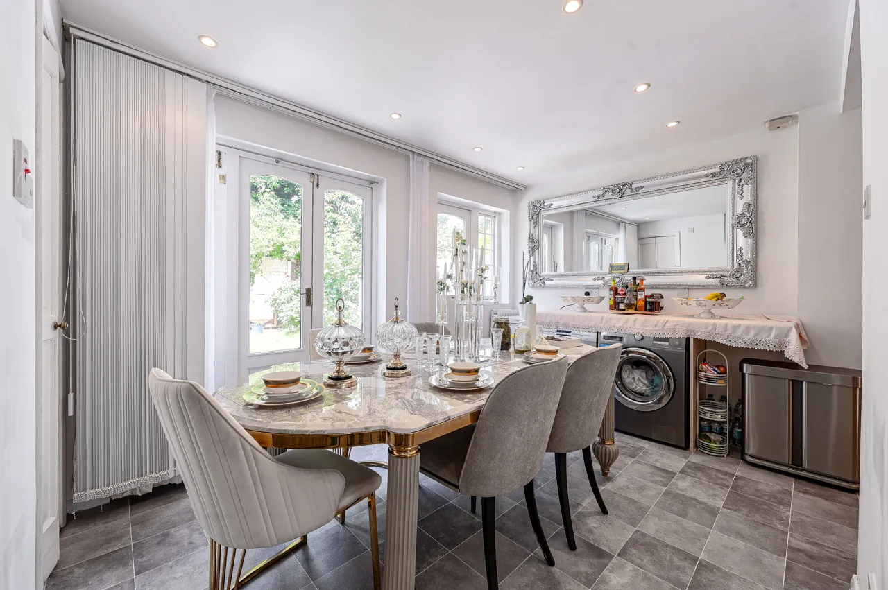 121 Milborough Crescent, London, photo 5