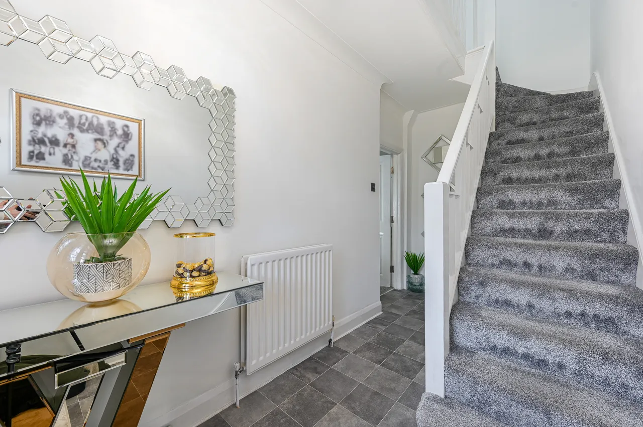 121 Milborough Crescent, London, photo 3