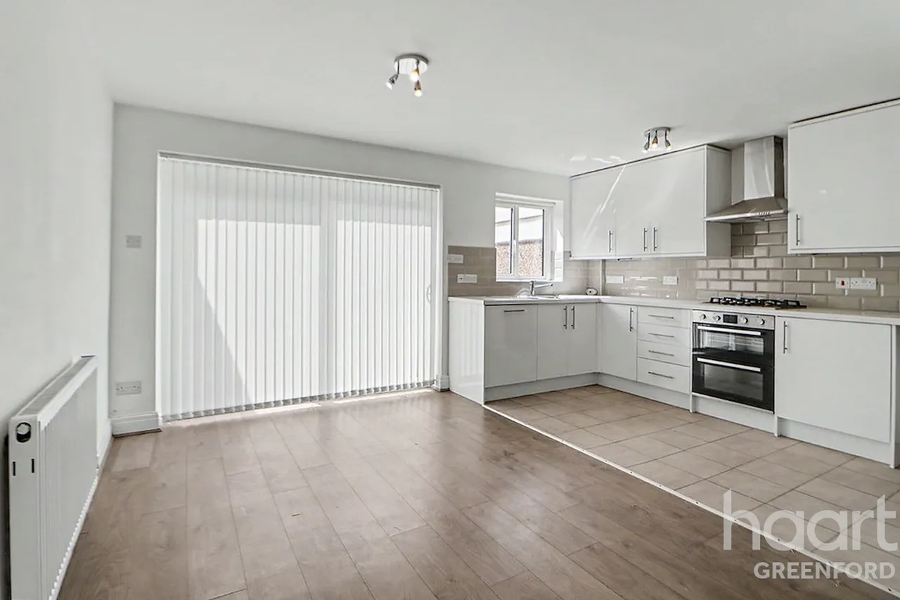 Robin Hood Way, Greenford, UB6, photo 2