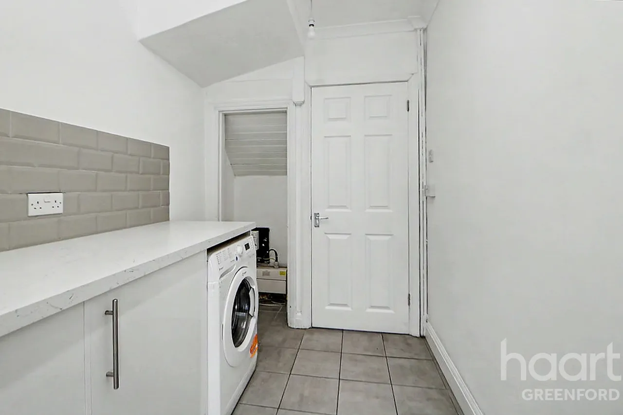 Robin Hood Way, Greenford, UB6, photo 5