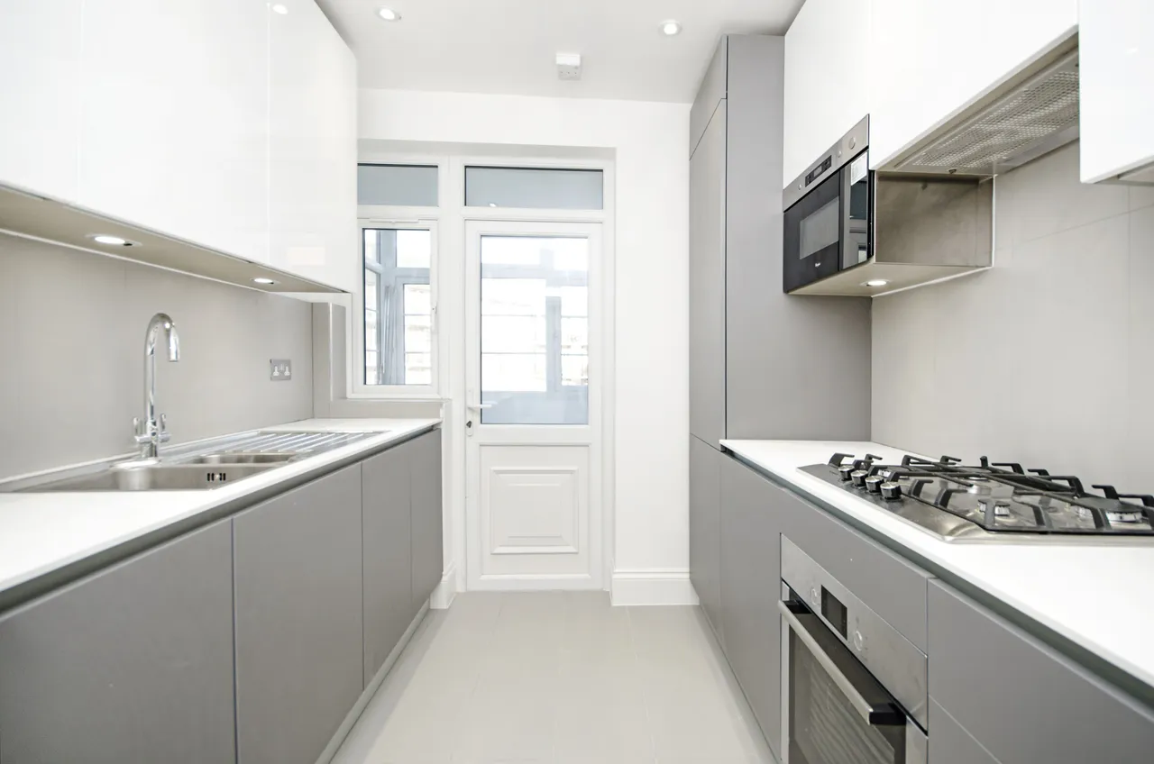 65 Beaufort Park, London, photo 3