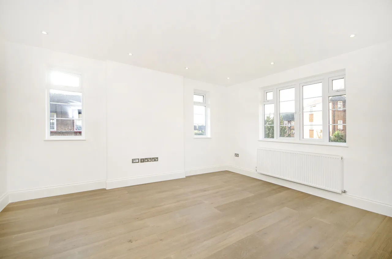 65 Beaufort Park, London, photo 2