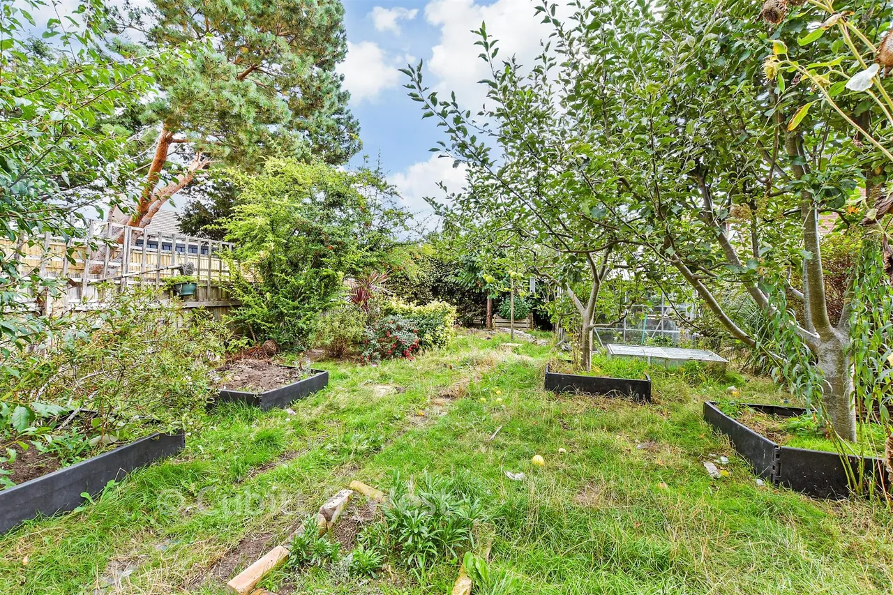 Longmere Gardens, Tadworth, KT20, photo 2