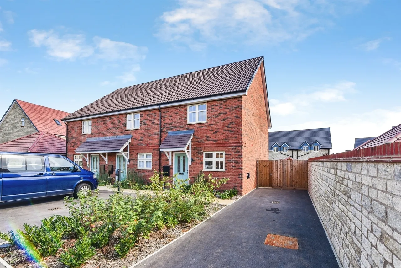 2 bed house for sale, Cranbrook Close, Patterdown, SN15