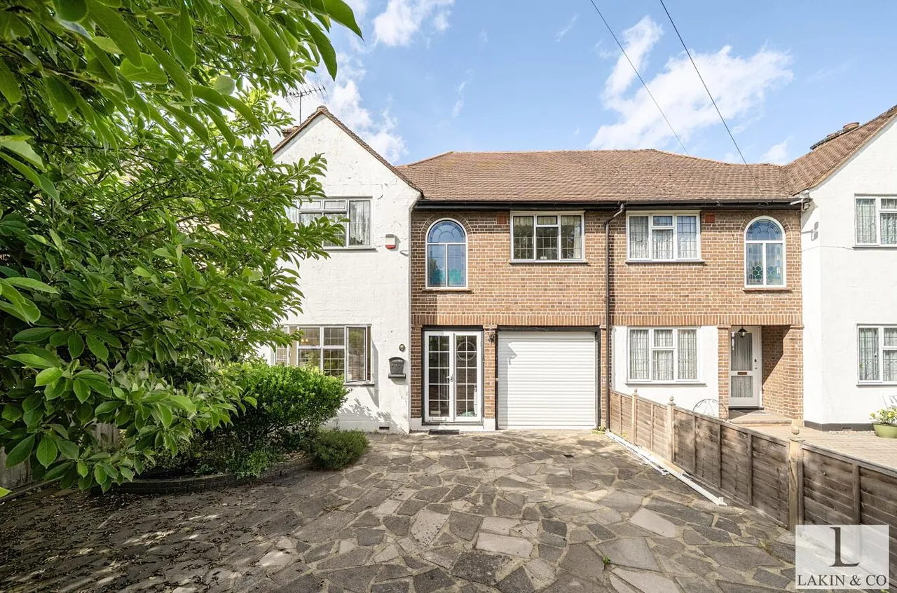 3 bed house for sale — Swakeleys Drive, Ickenham, UB10 8QD