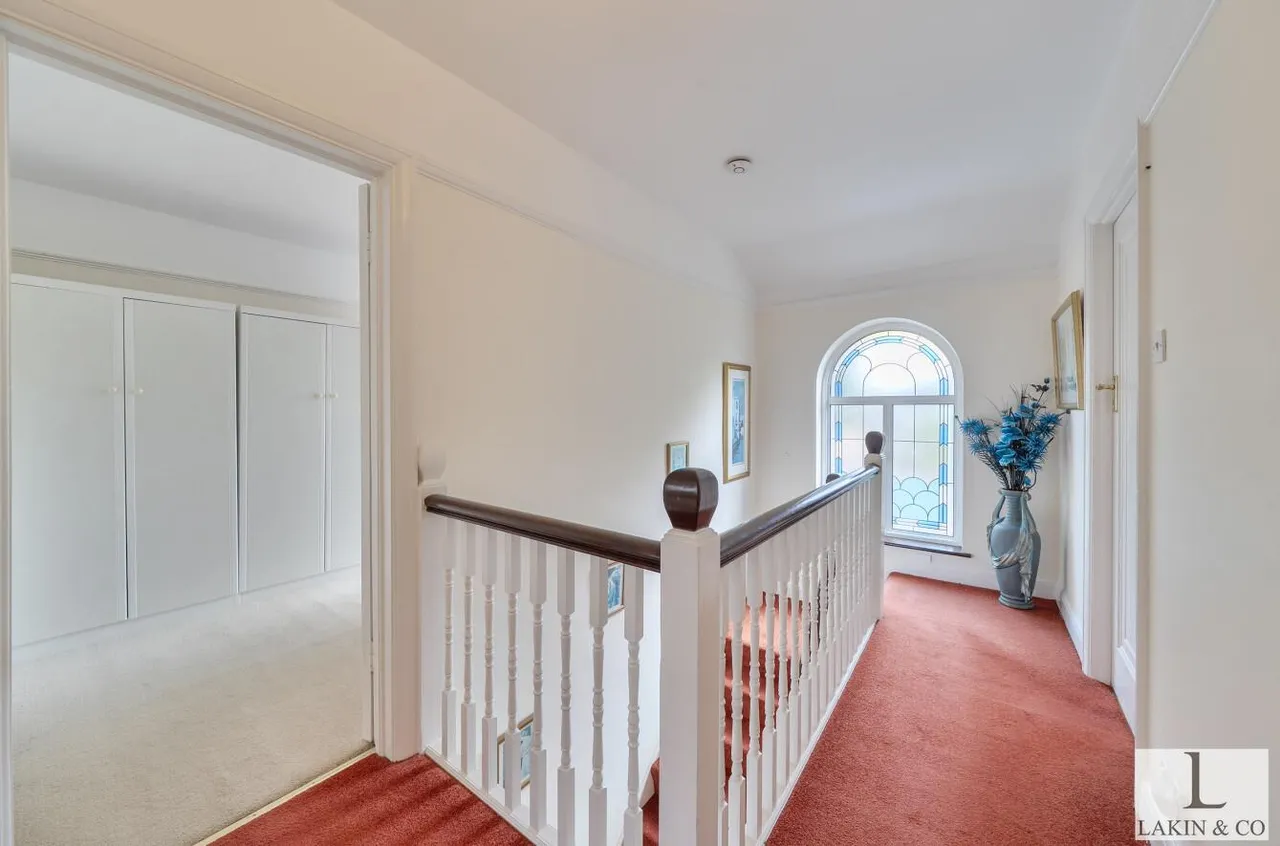 Swakeleys Drive, Ickenham, UB10 8QD, photo 17