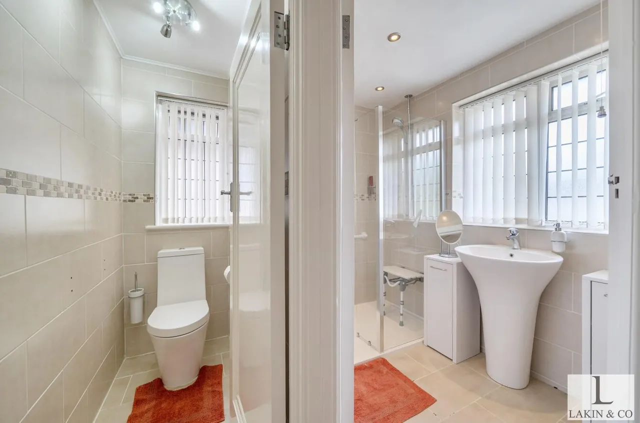 Swakeleys Drive, Ickenham, UB10 8QD, photo 14