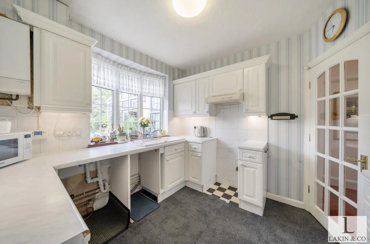 Swakeleys Drive, Ickenham, UB10 8QD, photo 7