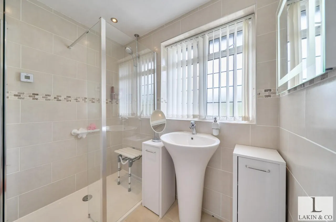 Swakeleys Drive, Ickenham, UB10 8QD, photo 15