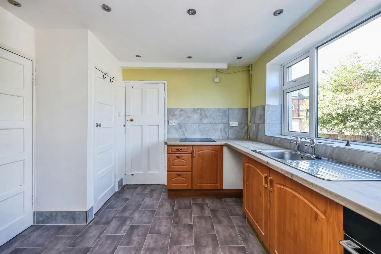 Maypole, Clifton, Nottingham, NG11, photo 6