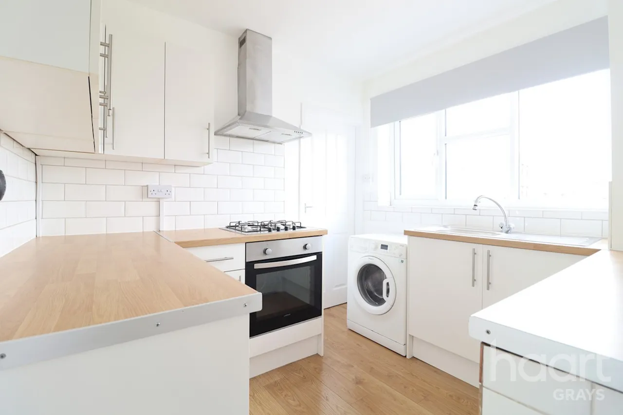 2 bed flat to rent, Kent Road, RM17