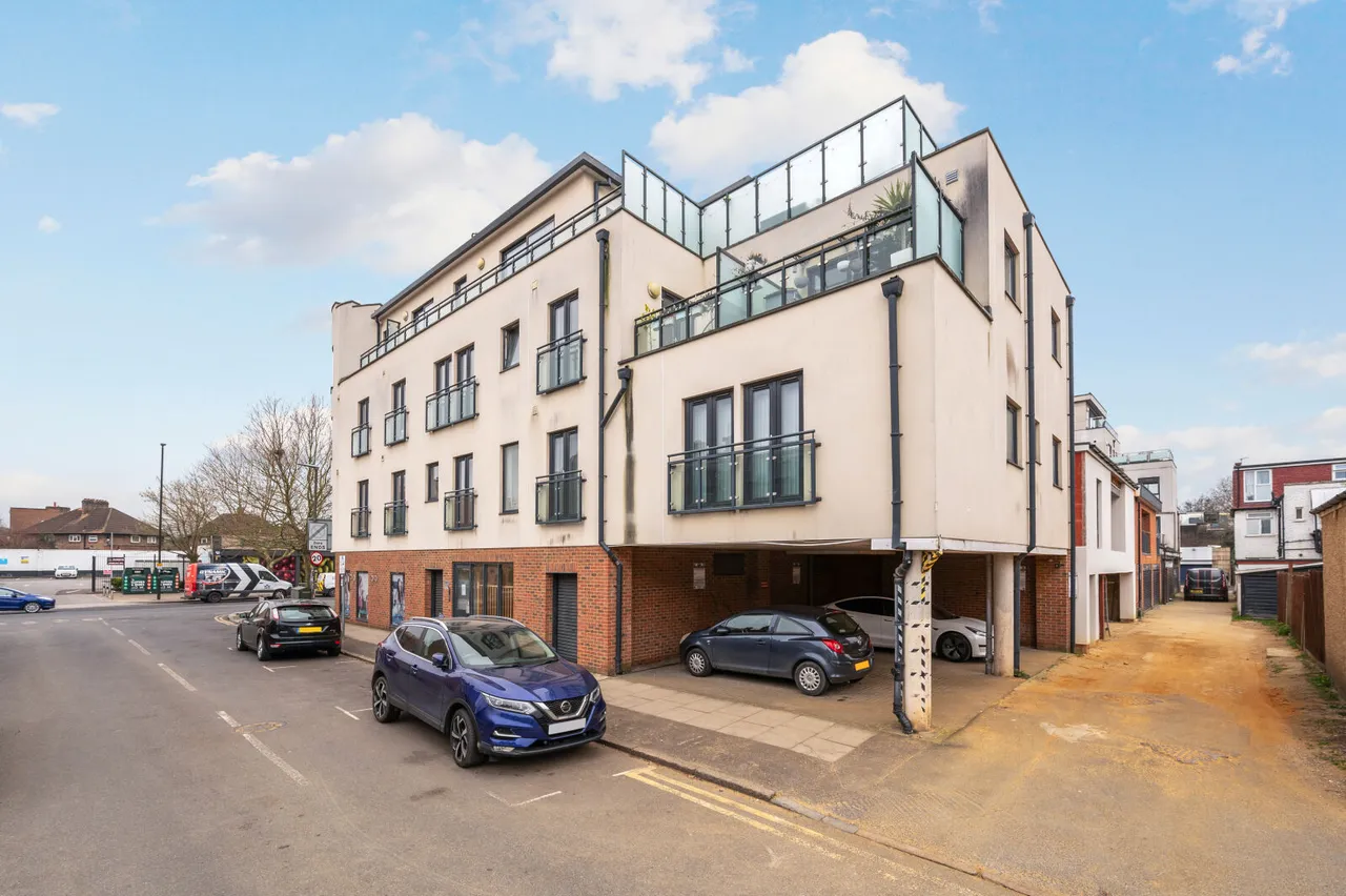 2 bed flat for sale, Sandringham Avenue, Wimbledon, SW20