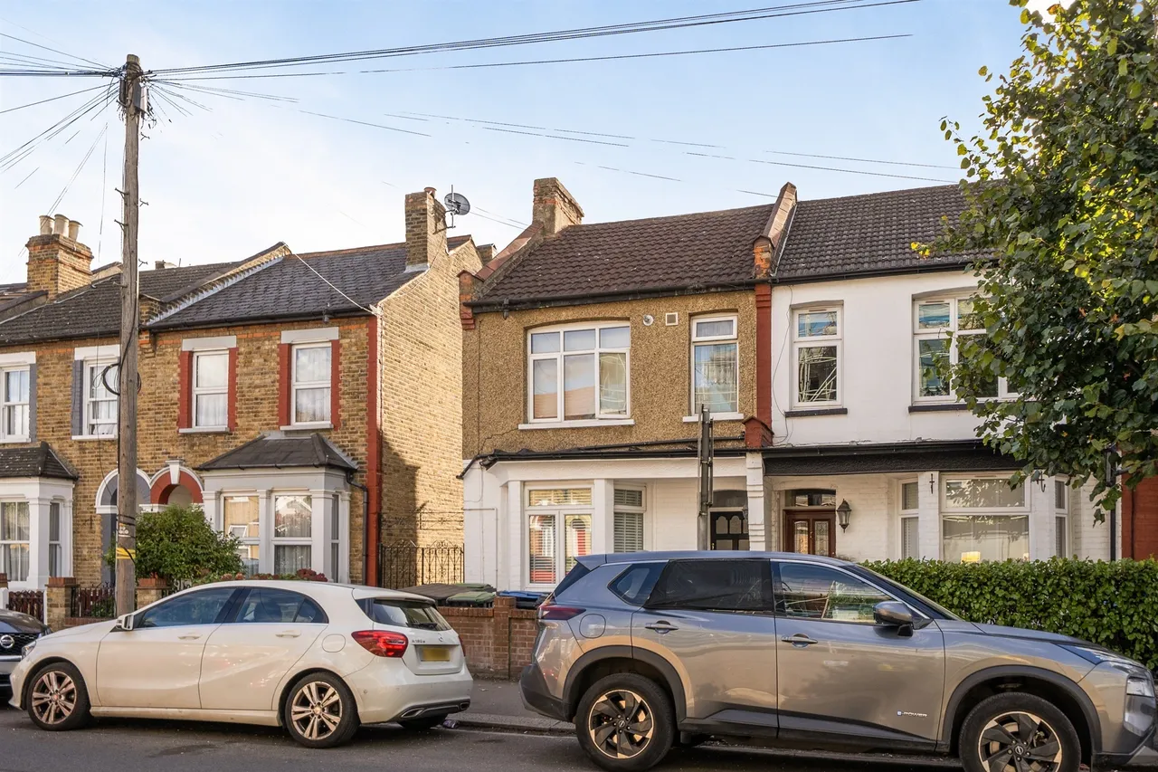 1 bed flat for sale, Leighton Road, Enfield, EN1