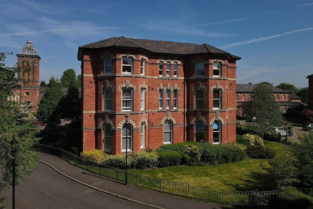 2 bed flat for sale — Windsor House, Knightsbridge Square, Macclesfield