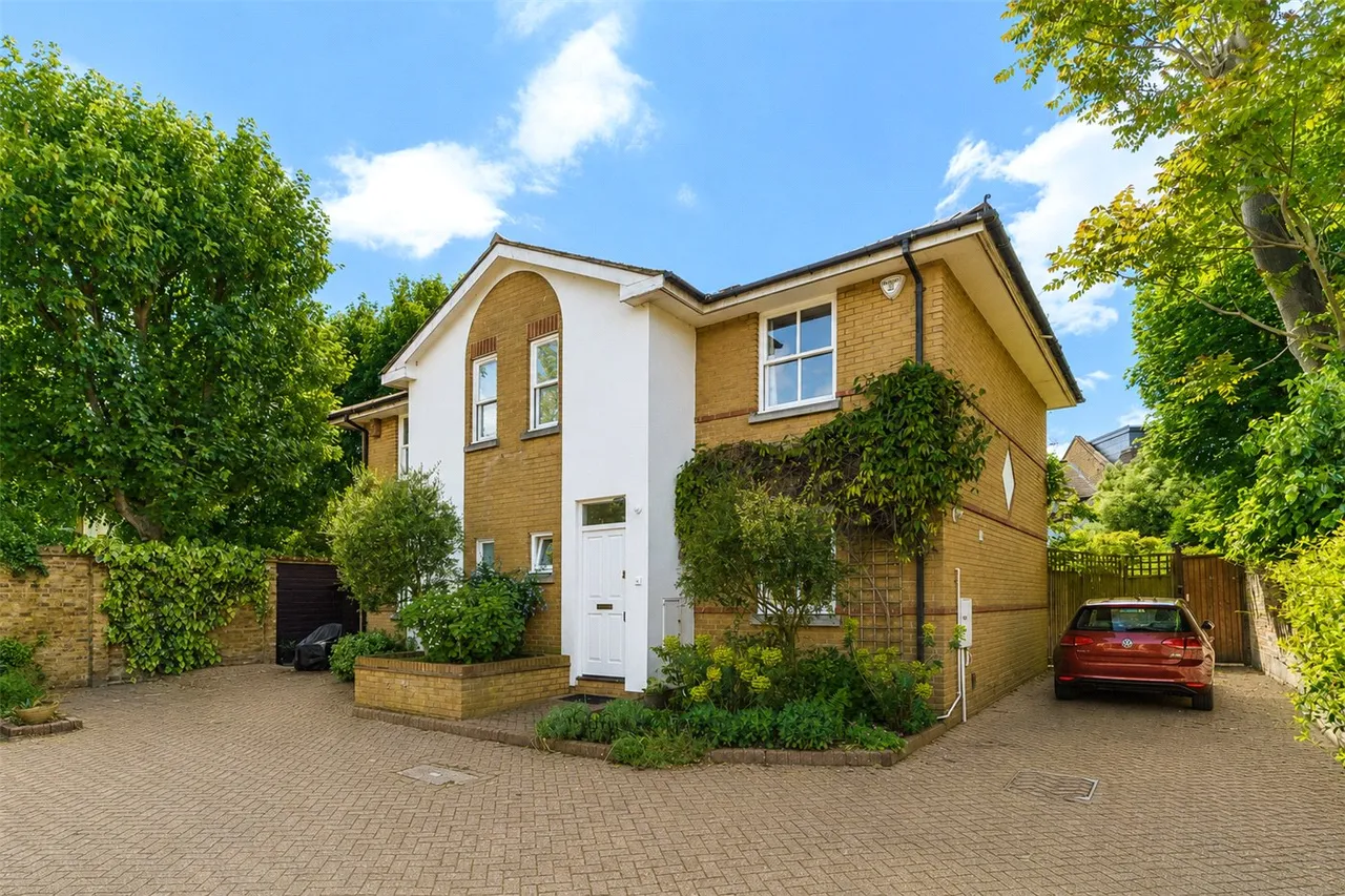 3 bed house for sale, Carlyle Place, London, SW15