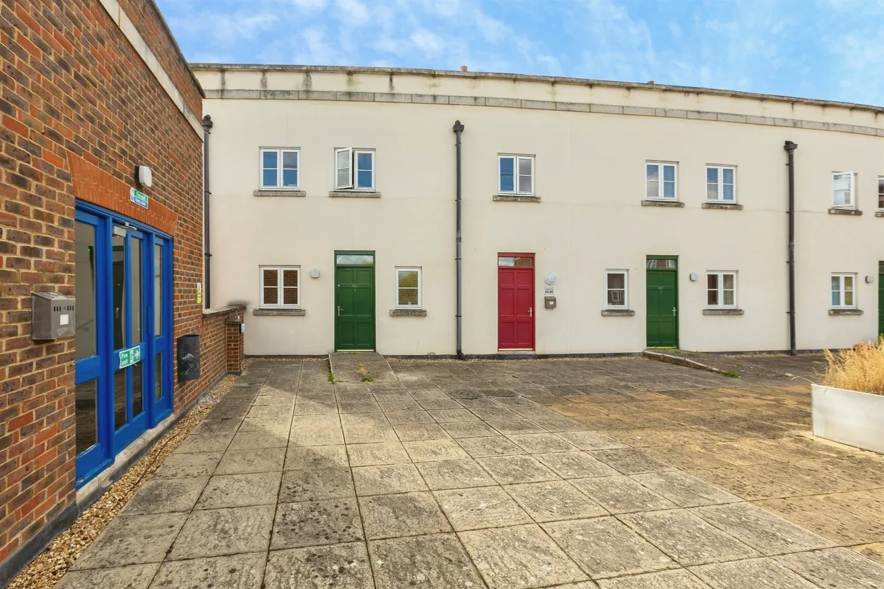 2 bed flat for sale — Wedgewood Street, Aylesbury
