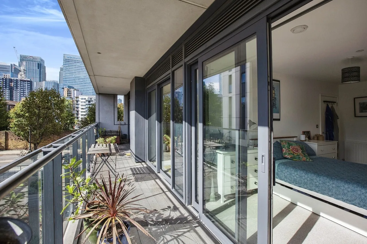 2 bed flat for sale — Yabsley Street, London, E14