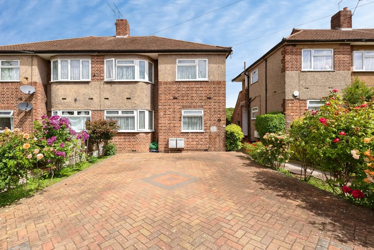 2 bed flat for sale — Fullwell Avenue, Ilford, IG5