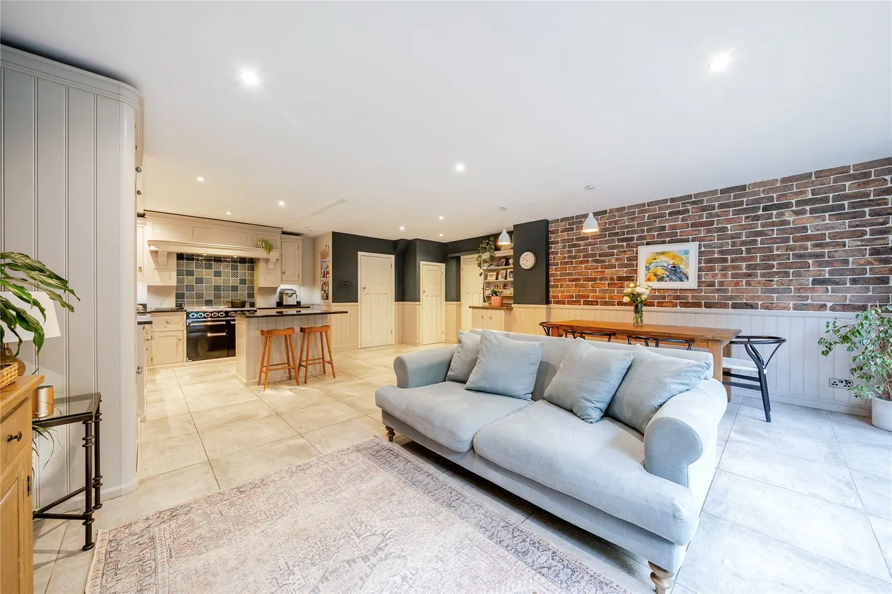 Common Close, Horsell, GU21, photo 9
