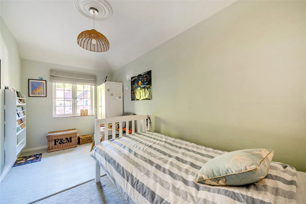Common Close, Horsell, GU21, photo 18