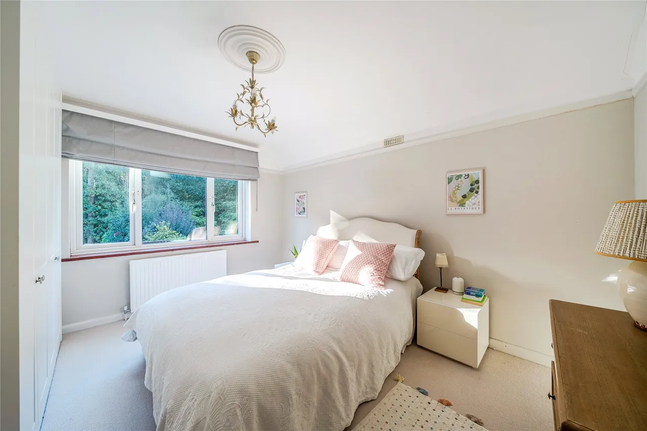 Common Close, Horsell, GU21, photo 17