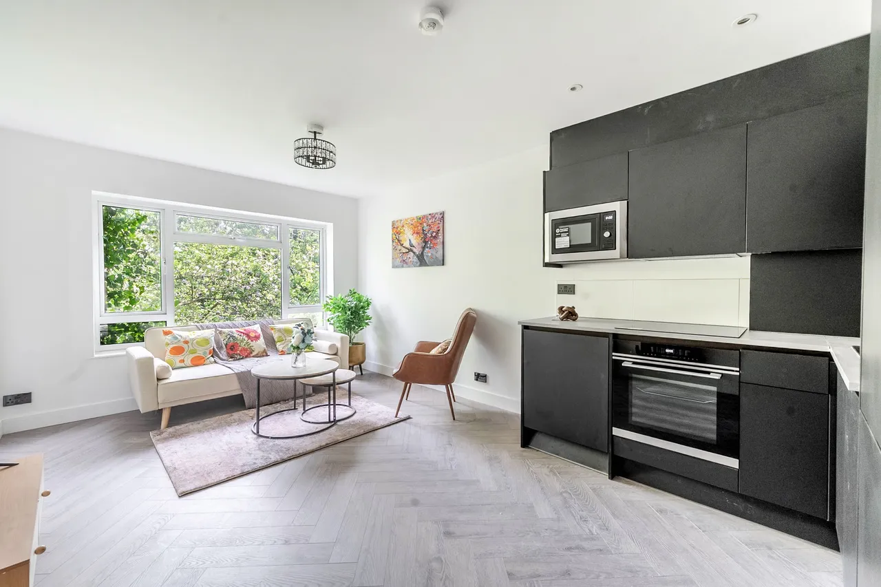 Flat 2, 104 Hale Lane, London, photo 2