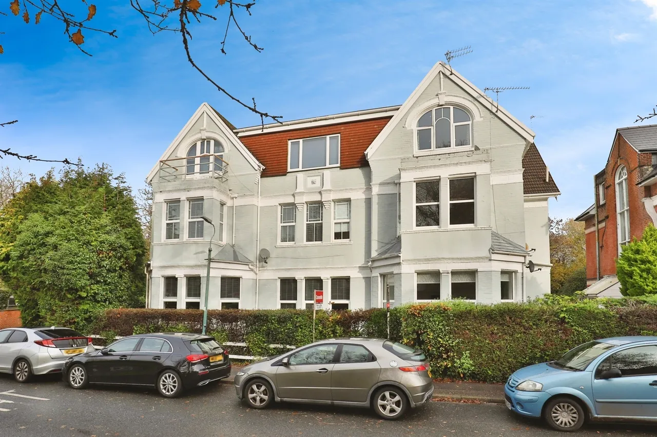 2 bed flat for sale — Pine Tree Glen, Bournemouth
